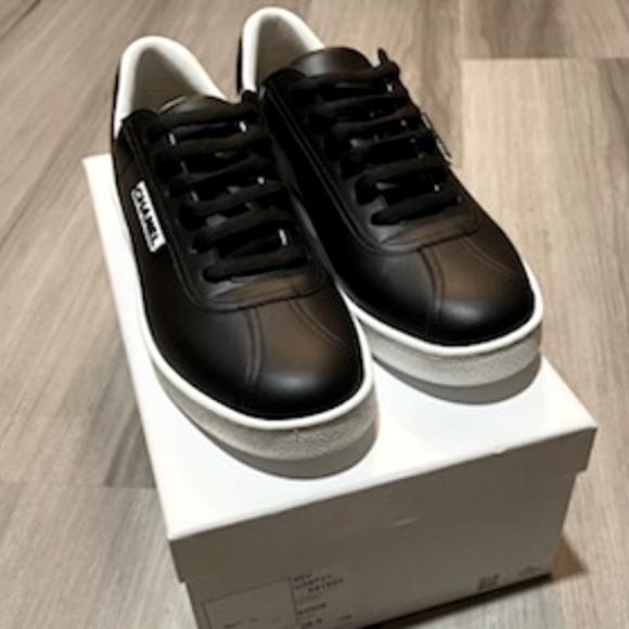 CHANEL UNIFORM CALFSKIN SNEAKERS - Picture 3 of 7